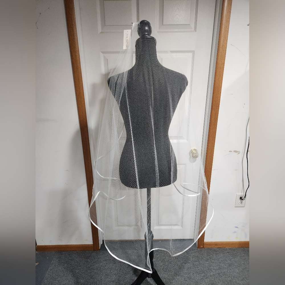 NWT - Simple Elegant Wedding Veil
